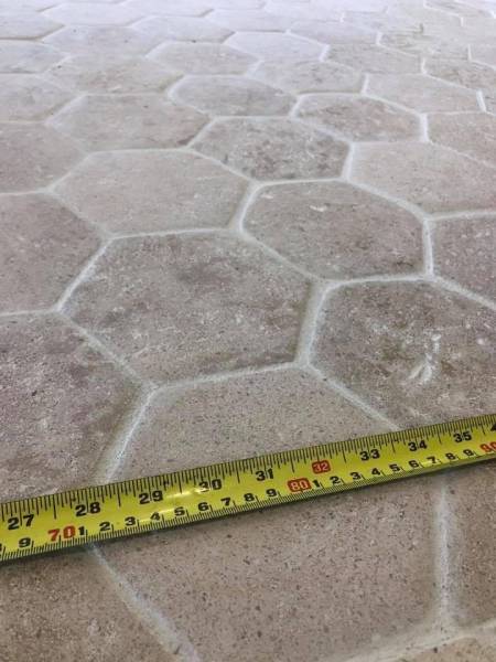 Tomette hexagonales vieillies et patinées vers Avignon, Oppède