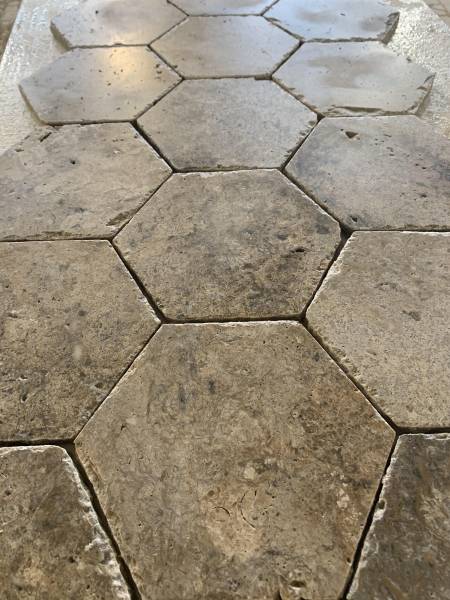 Pavés Hexagone en Travertin GRIS SILVER pierre naturelle pour Extérieurs à Toulon (Var - 83).