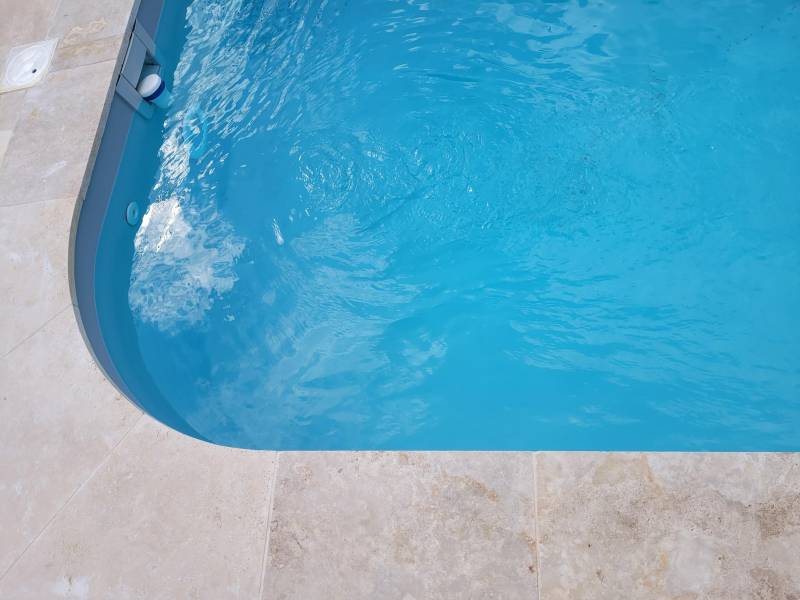 Travertin, pierre naturelle pour dallage en terrasse extérieur et plage de piscine Vaucluse Lubéron Cavaillon 84