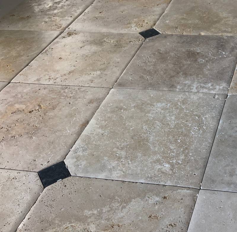 carrelage pierre beige naturelle bombé avec cabochons bleus à Bordeaux