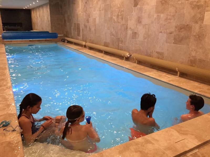 Travertin piscine à Nîmes dans le Gard, Occitanie
