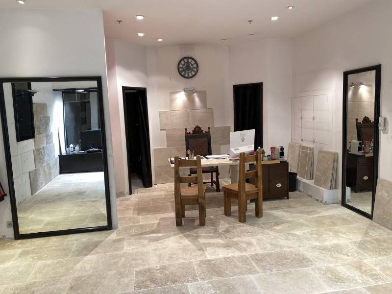 Le travertin est une pierre naturelle calcaire d'une beauté unique pour intérieur.