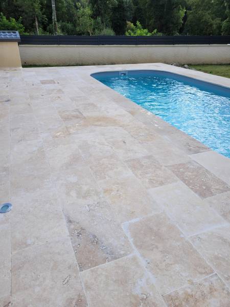 Travertin, pierre naturelle pour dallage en terrasse extérieur et plage de piscine Vaucluse Lubéron Cavaillon 84