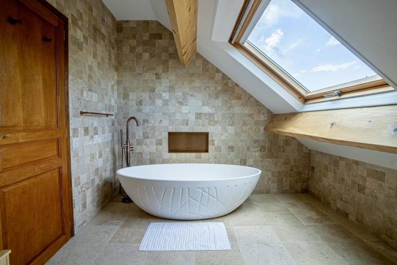 Travertin en pierre naturelle pour salle de bain est un choix privilégié pour créer une ambiance à la fois élégante, chaleureuse et durable.