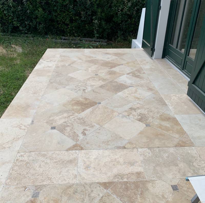 TRAVERTIN BORDEAUX, livraison avec camion hayon.