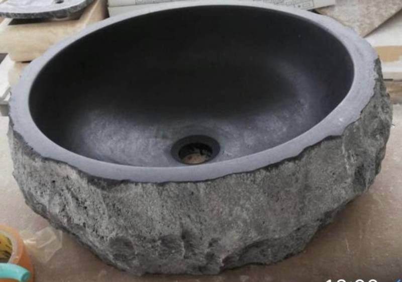 Vasque noire. Pierre Naturelle au showroom de Paris : 36 rue de Bourgogne 75007 PARIS (uniquement sur RDV)