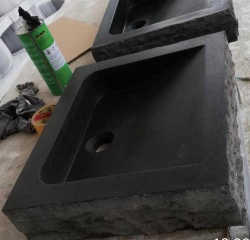 Evier noir. Pierre Naturelle au showroom de Paris : 36 rue de Bourgogne 75007 PARIS (uniquement sur RDV)