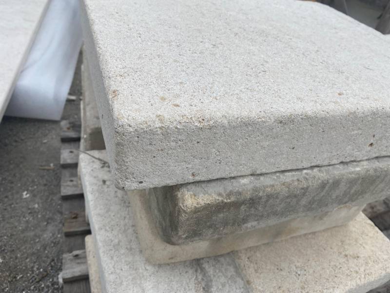 Pavé ancien en pierre naturelle vieillie, Bordeaux à Paris