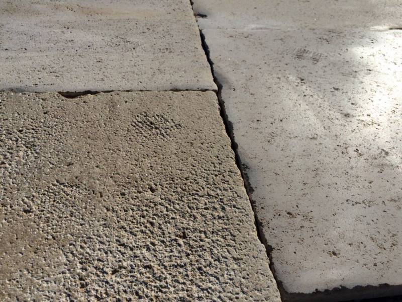 La pierre naturelle 36 rue de Bourgogne à Paris. Dalle finition rustique et patiné, Apt et Comps Vaucluse