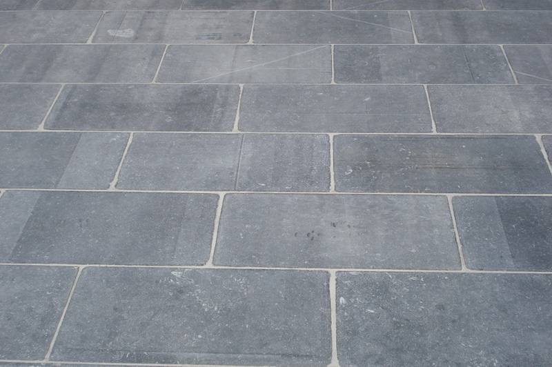 Bleu du Hainaut, pierre de Belgique noire, grise selon finition, La Pierre Naturelle au Showroom de Paris : 36 rue de Bourgogne 75007 PARIS (uniquement sur RDV)