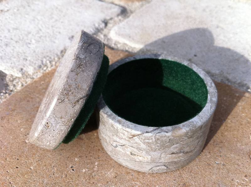 Boite en pierre marbrière à Uzès pour bijoux dans le Gard en Occitanie