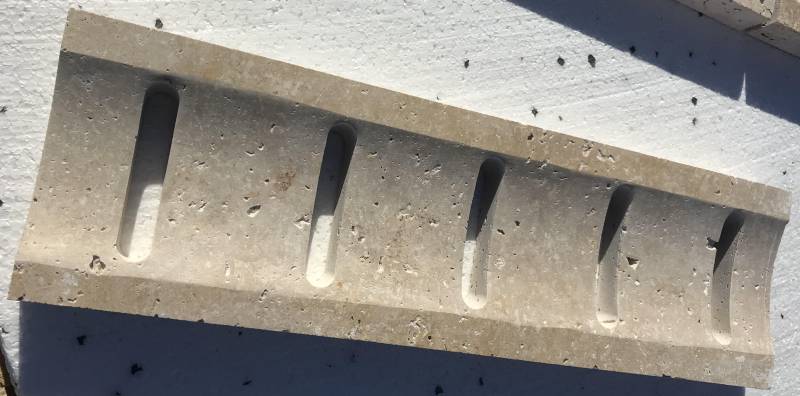 Grille caniveau pierre piscine en Travertin, livraison partout en France