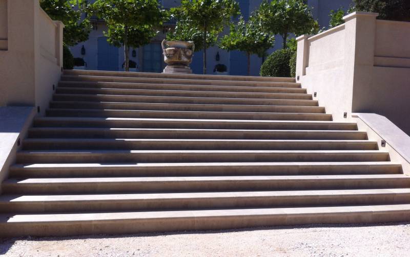 Escalier en pierre au Château de Léoubes, Bormes les Mimosas. Pierre Naturelle au showroom de Paris : 36 rue de Bourgogne 75007 PARIS (uniquement sur RDV)