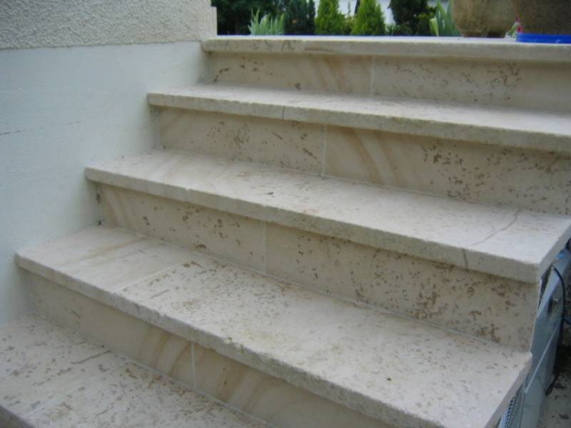 Escalier extérieur en pierre naturelle du Périgord proche Avignon, Aix  et Marseille
