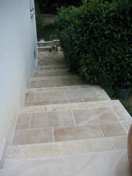 Escalier extérieur en pierre naturelle de France vers Montpellier et Nîmes