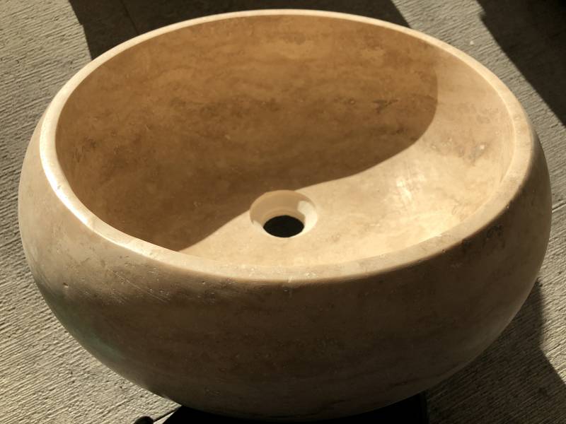 Vasque Travertin.Pierre Naturelle au showroom de Paris : 36 rue de Bourgogne 75007 PARIS (uniquement sur RDV)