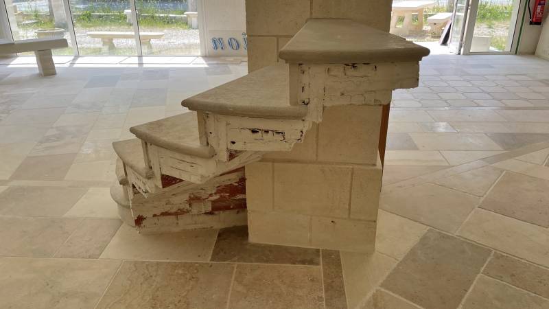 Escalier intérieur en pierre naturelle de Dordogne vers Saint Remy de Provence et Châteaurenard