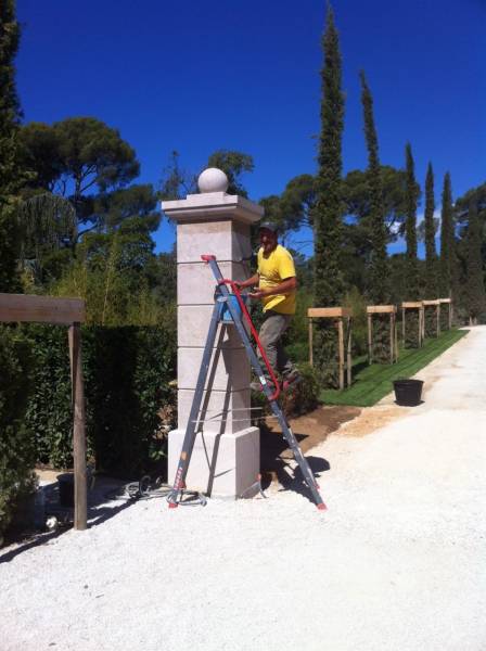 Pilier de château en pierre de Dordogne 83