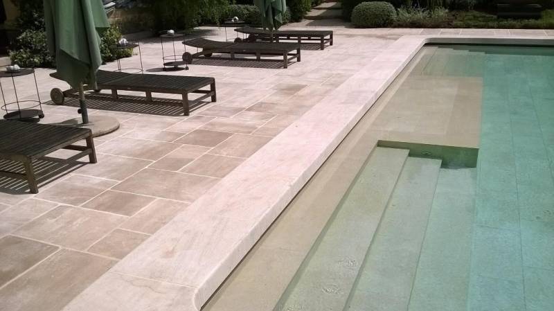 Margelle de piscine en pierre naturelle LYON et VILLEFRANCHE 69