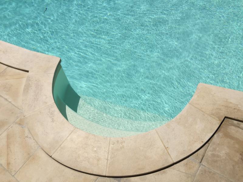 Margelle et sol en pierre pour terrasse piscine entre Nîmes et Uzès, Gard 30