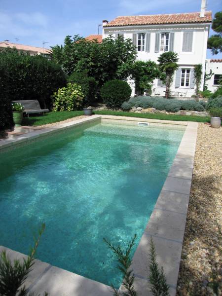 Margelle de bassin en pierre naturelle AVIGNON 84 et AIX EN PROVENCE 13