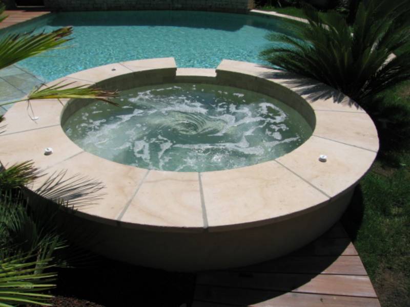 Margelle courbes (concave et convexe) en pierre de Bourgogne entre Montpellier et Aix en Provence