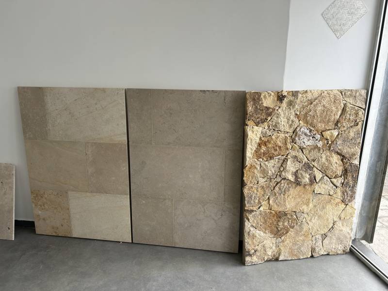 Parement pierre naturelle à coller pour mur rendu pierre sèche en intérieur et extérieur de Nantes à Nice, de Lyon à Bordeaux, de Bastia à Ajaccio