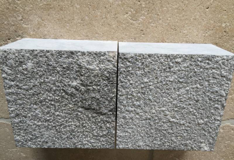 Pavé extérieur en pierre naturelle carrossable et robuste, résistant et intemporel.