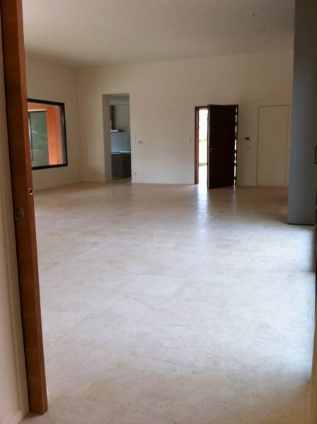 Dallage pierre naturelle de Bourgogne beige uni finition lisse, Montpellier