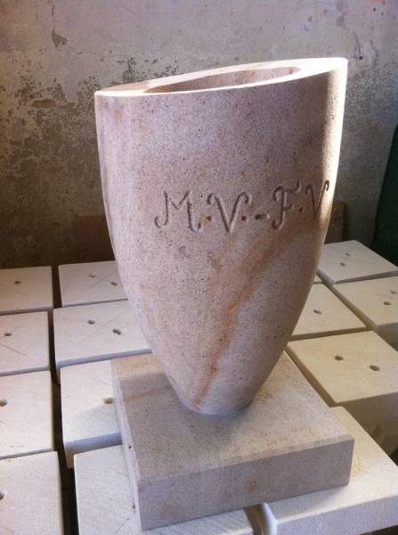 Gravure sur vase en pierre naturelle Châteaurenard dans les Bouches-du-Rhône 13
