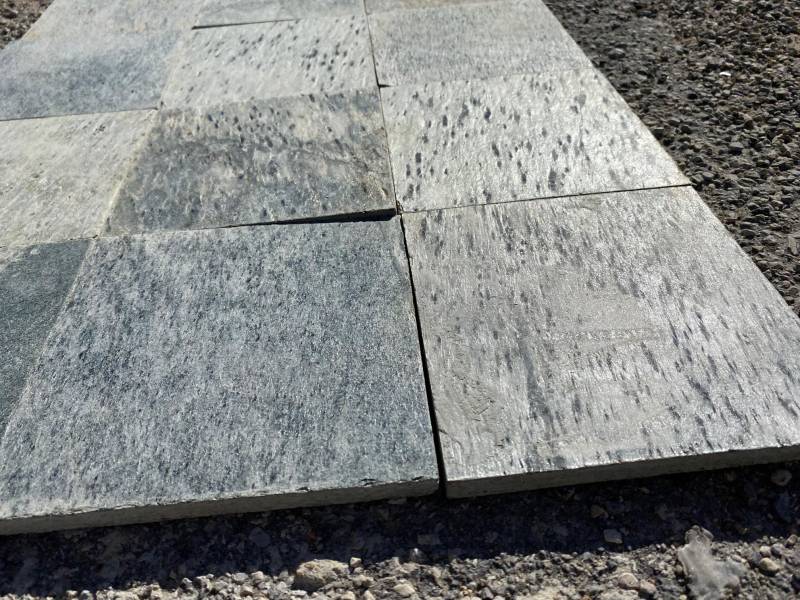 Parement et Margelle en Pierre de Bali – Élégance Naturelle et Raffinement Exotique