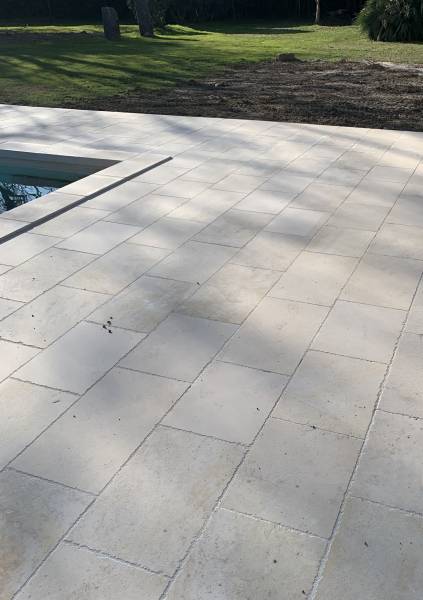 Margelle en pierre est une pierre naturelle utilisée pour habiller le bord d'une piscine ou d'un bassin.