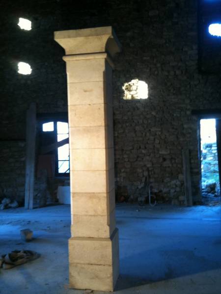 Pilier en pierre naturelle à UZES