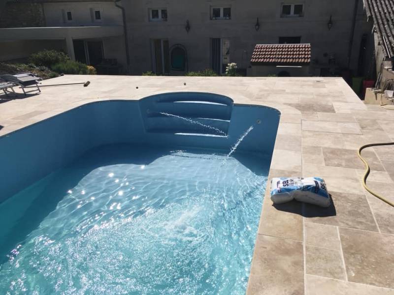 TRAVERTIN PISCINE pierre naturelle en dallage et margelle MARSEILLE