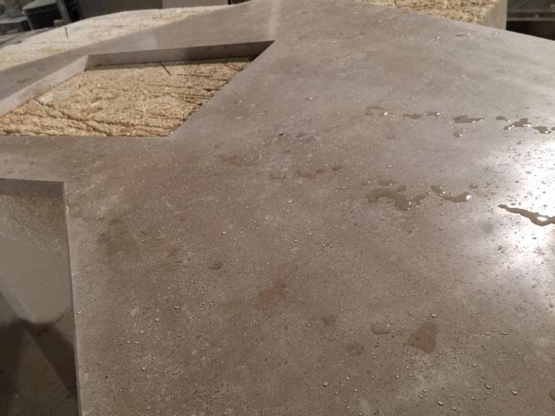 Plan de travail d'angle avec trou pour plaque de cuisson, vers Montpellier. Pierre Naturelle au showroom de Paris : 36 rue de Bourgogne 75007 PARIS (uniquement sur RDV)