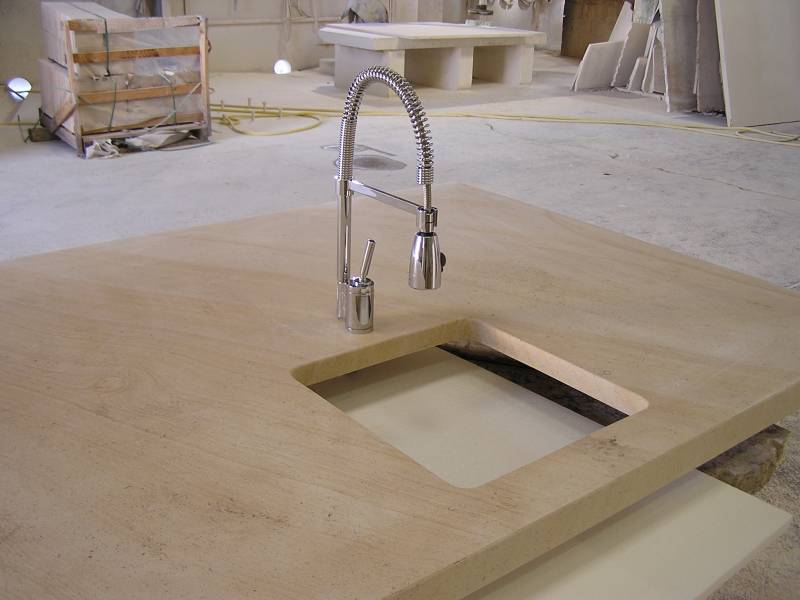 Ilot central en pierre, Aix en Provence. Pierre Naturelle au showroom de Paris : 36 rue de Bourgogne 75007 PARIS (uniquement sur RDV)