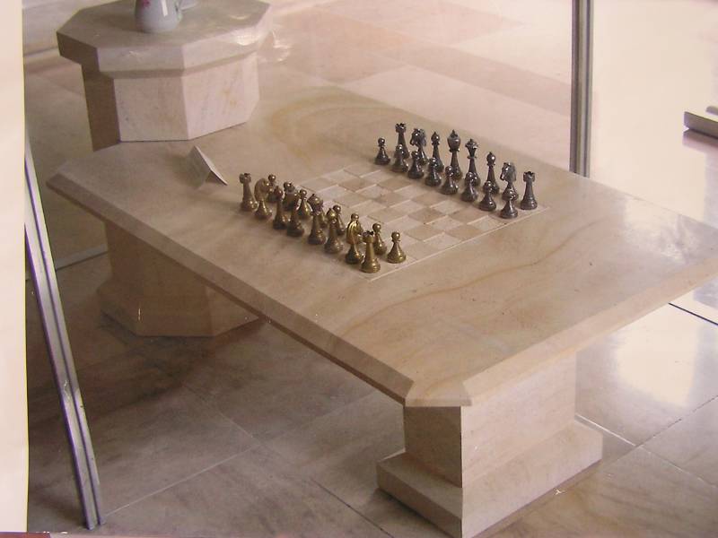 Table basse en pierre avec gravure échiquier, Valliguières, Nantes