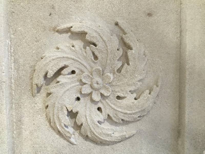Bas relief en pierre dans notre atelier de Valliguières proche d'Avignon et Pont du Gard