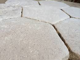 Tomette hexagonale en pierre vieillie à la main dans le Gard Occitanie Arles