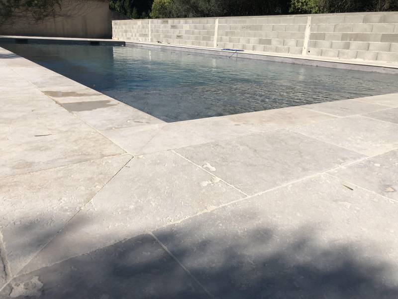 Margelles et angles de piscine sur-mesure en pierre naturelle Travertin à Bergerac 24