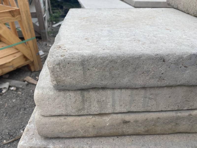 Les margelles de piscine et de bassin en pierre naturelle sont un excellent choix