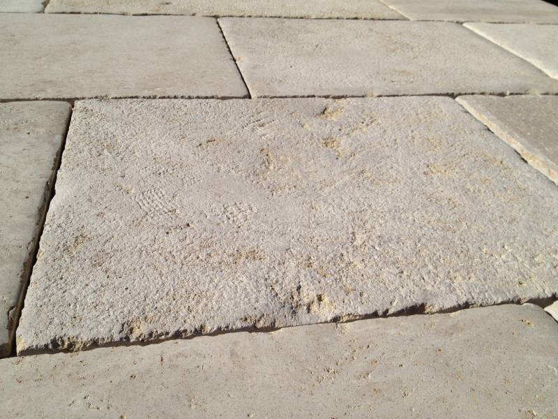 Sol en dalle ancienne de Bourgogne, proche Comps dans le Gard proche Vaucluse et Bouches du Rhone