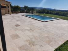 Travertin pour sol intérieur, extérieur en terrasse, plage de piscine, dallage, parement, margelle à Paris, Nîmes, Uzès, Avignon, Périgueux, Bordeaux, Lyon, Béziers, Colombiers, Bastia.